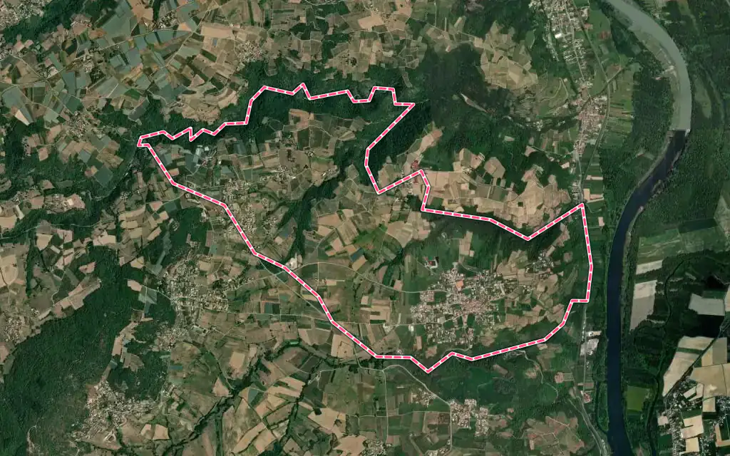 Vue satellite de Charnas avec ses contours administratifs