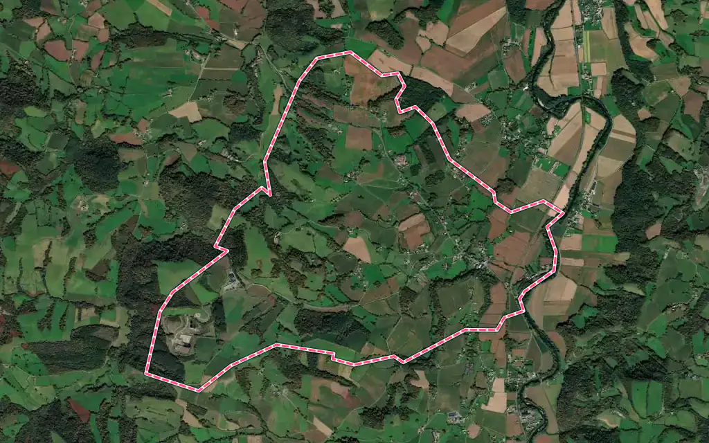 Vue satellite de Charritte-de-Bas avec ses contours administratifs