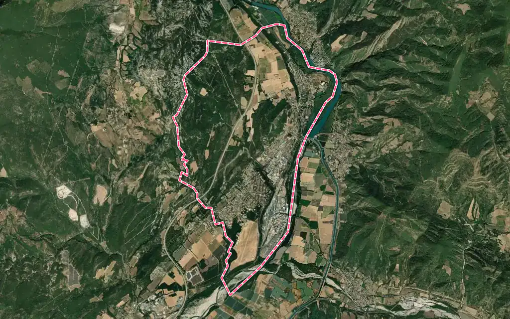 Vue satellite de Château-Arnoux-Saint-Auban avec ses contours administratifs