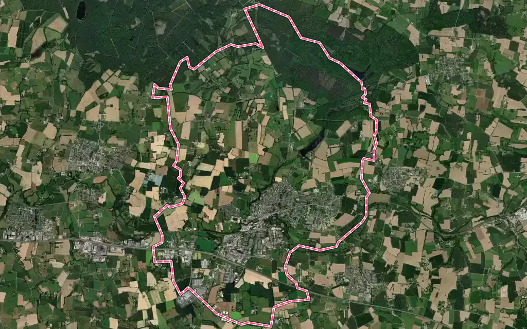 Vue satellite de Châteaubourg avec ses contours administratifs