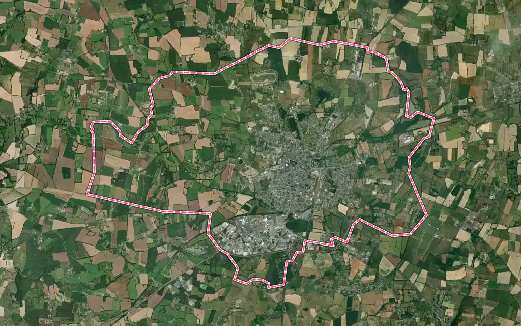 Vue satellite de Châteaubriant avec ses contours administratifs