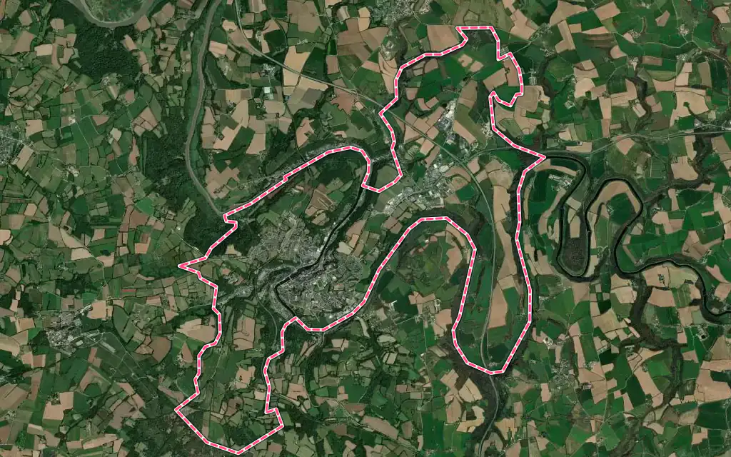 Vue satellite de Châteaulin avec ses contours administratifs