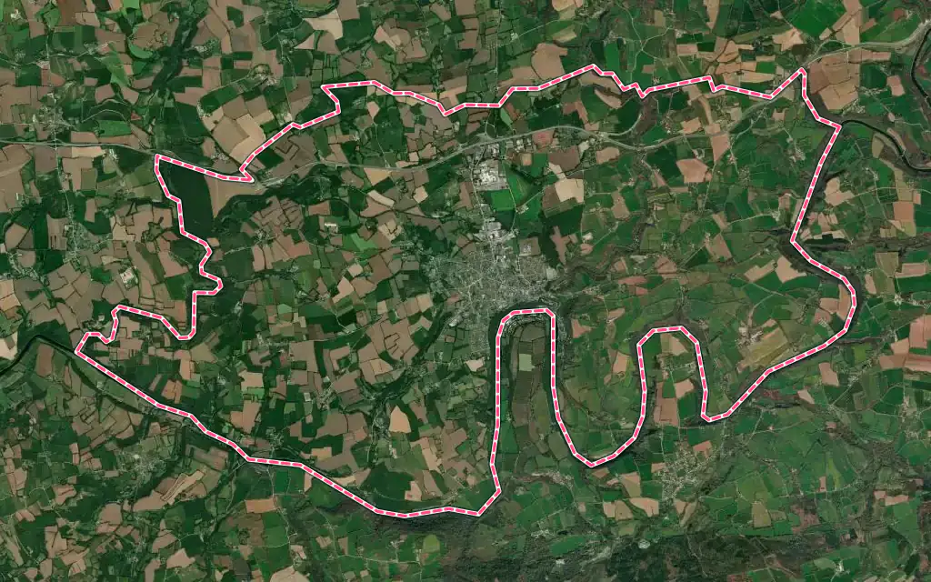 Vue satellite de Châteauneuf-du-Faou avec ses contours administratifs