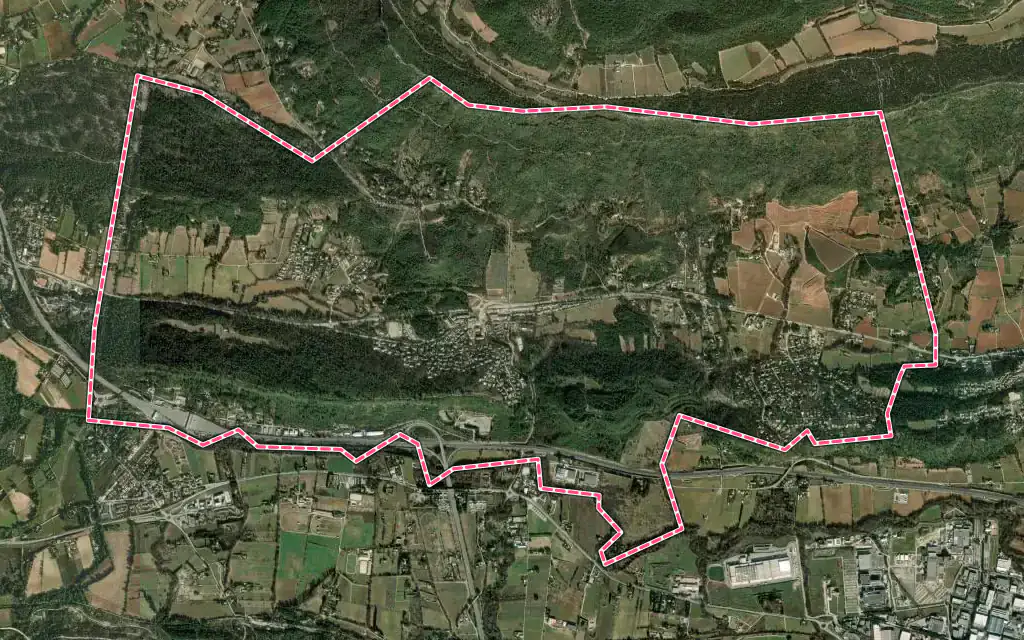 Vue satellite de Châteauneuf-le-Rouge avec ses contours administratifs