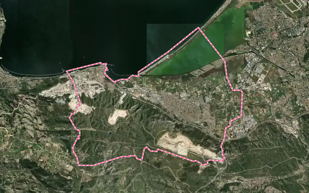 Vue satellite de Châteauneuf-les-Martigues avec ses contours administratifs