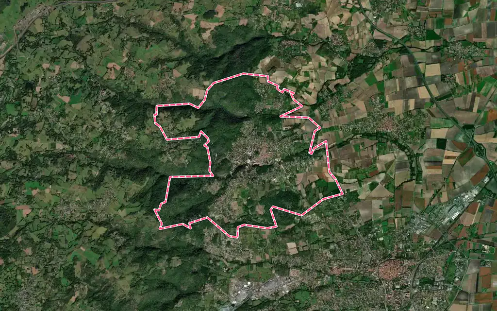 Vue satellite de Châtel-Guyon avec ses contours administratifs