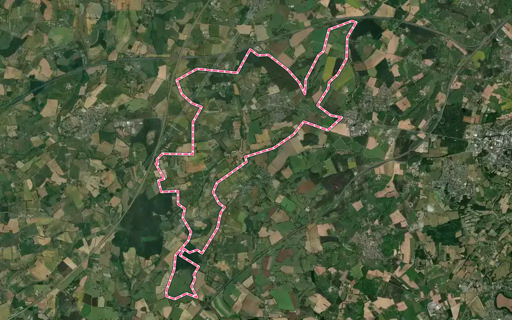 Vue satellite de Chaufour-Notre-Dame avec ses contours administratifs