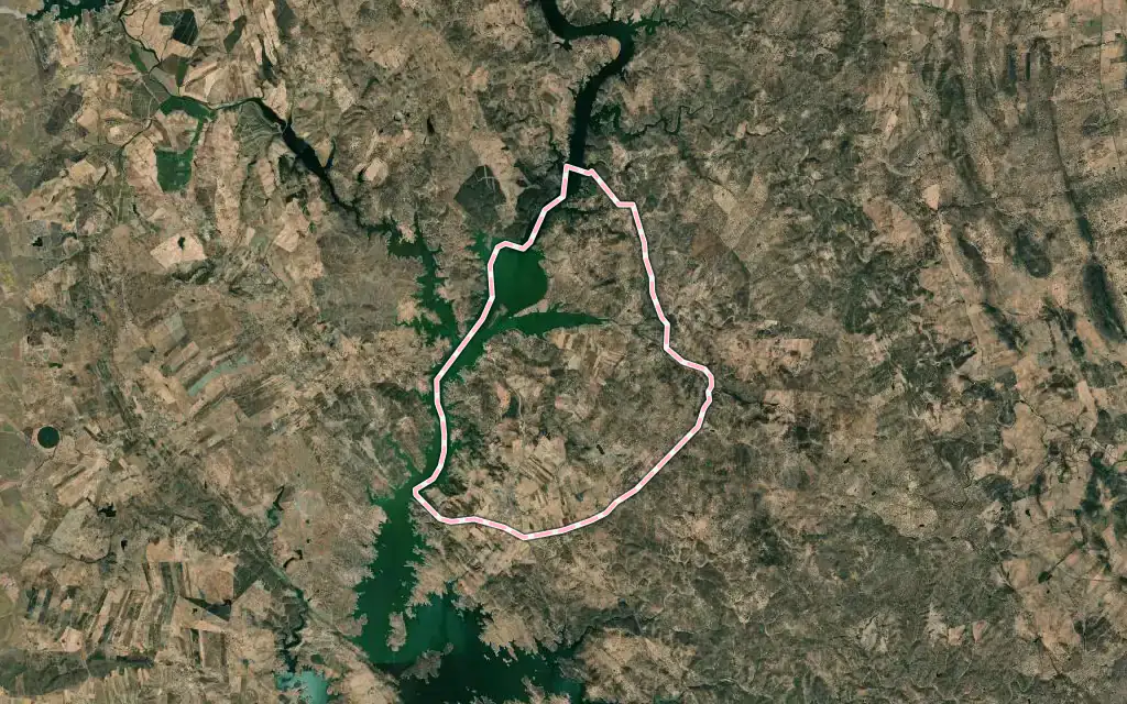 Vista satélite de Cheles con su contorno administrativo