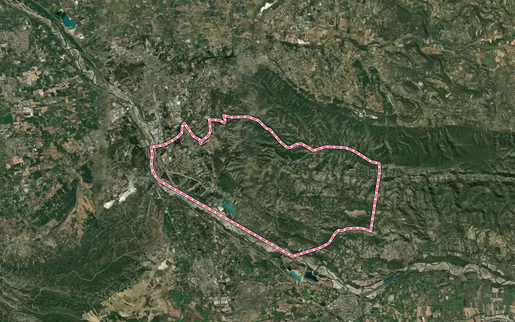 Vue satellite de Cheval-Blanc avec ses contours administratifs