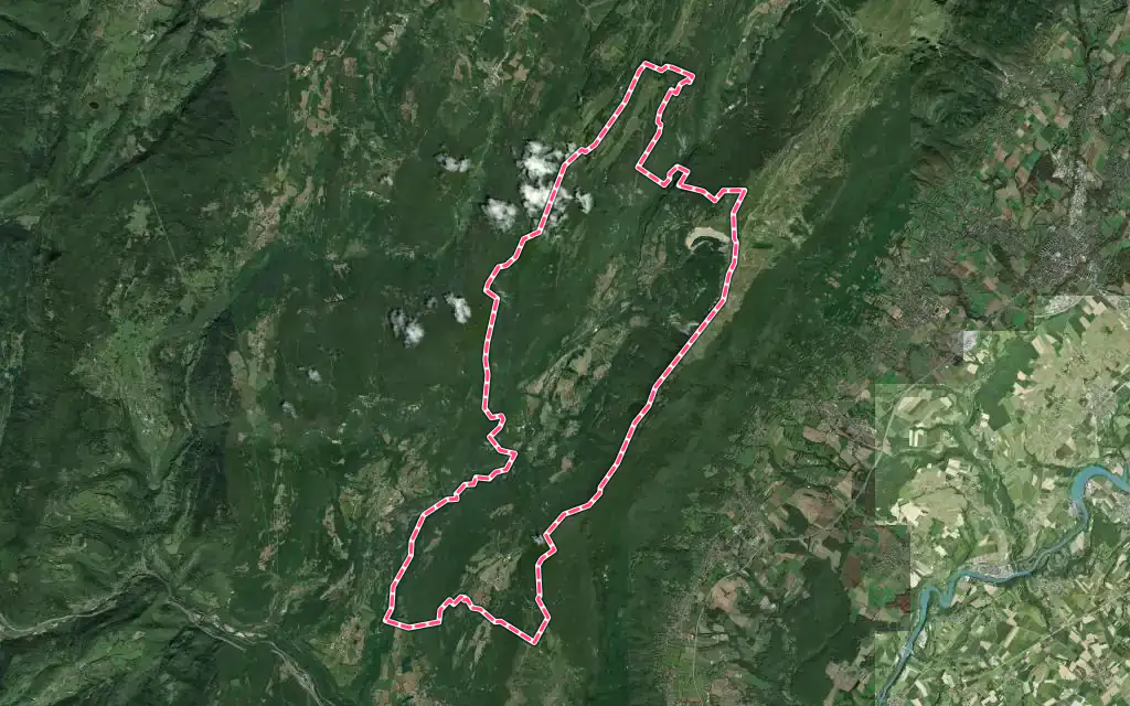 Vue satellite de Chézery-Forens avec ses contours administratifs
