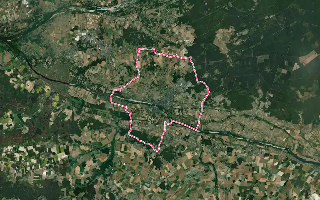 Vue satellite de Chinon avec ses contours administratifs