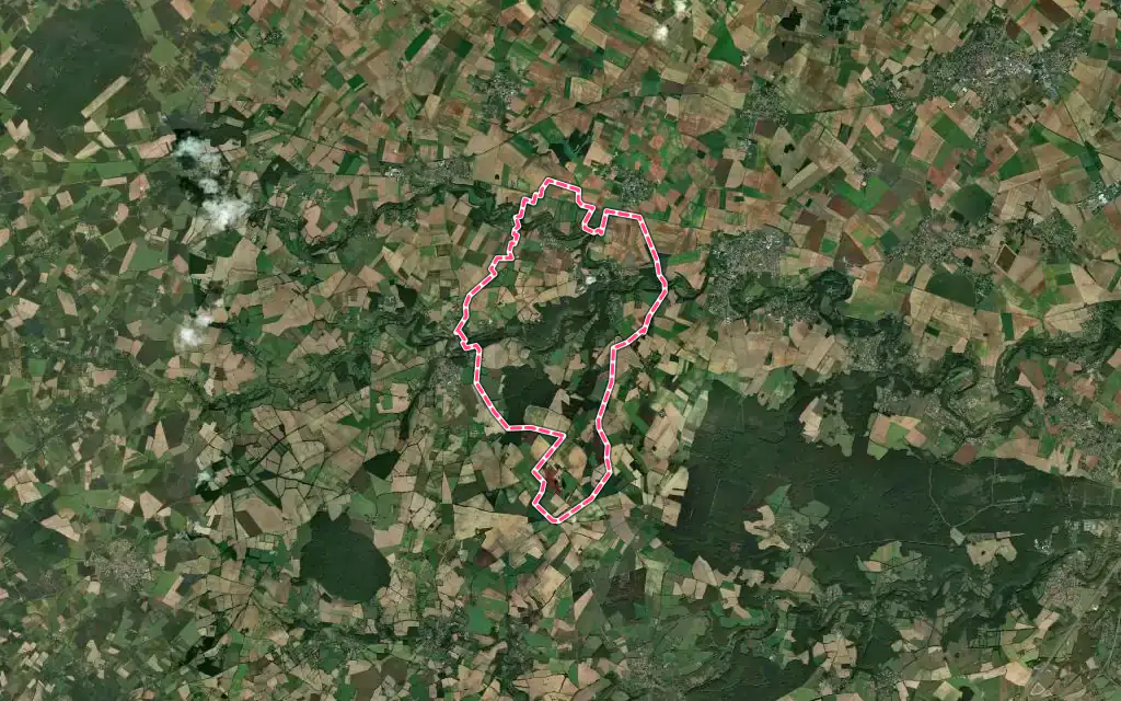 Vue satellite de Chiré-en-Montreuil avec ses contours administratifs