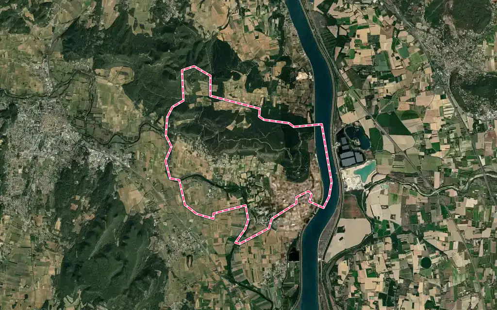 Vue satellite de Chusclan avec ses contours administratifs