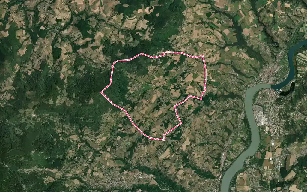 Vue satellite de Chuyer avec ses contours administratifs