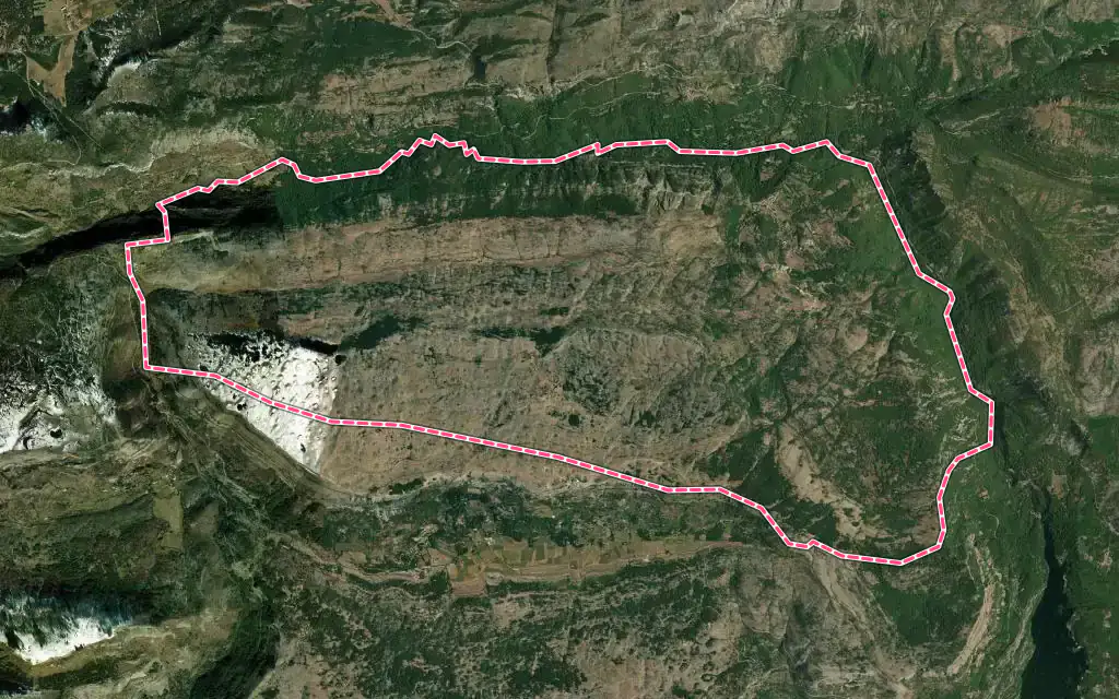 Vue satellite de Cipières avec ses contours administratifs
