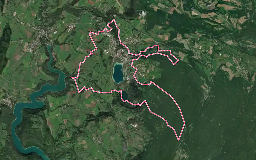 Vue satellite de Clairvaux-les-Lacs avec ses contours administratifs