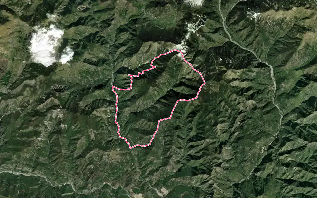 Vue satellite de Clans avec ses contours administratifs