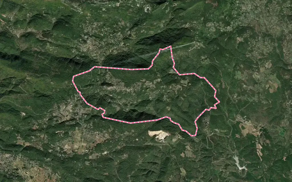 Vue satellite de Claviers avec ses contours administratifs