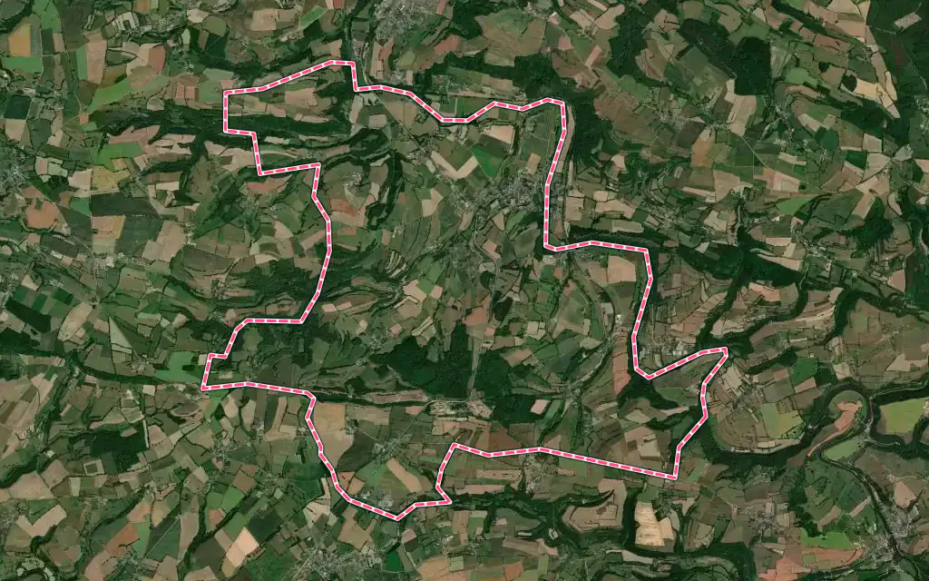Vue satellite de Clécy avec ses contours administratifs