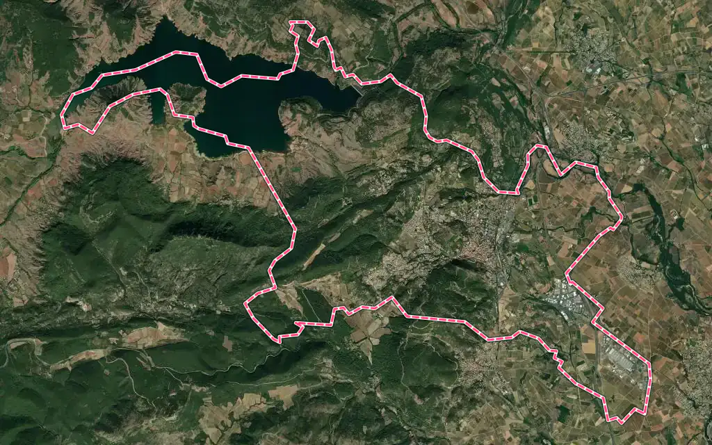 Vue satellite de Clermont-l'Hérault avec ses contours administratifs