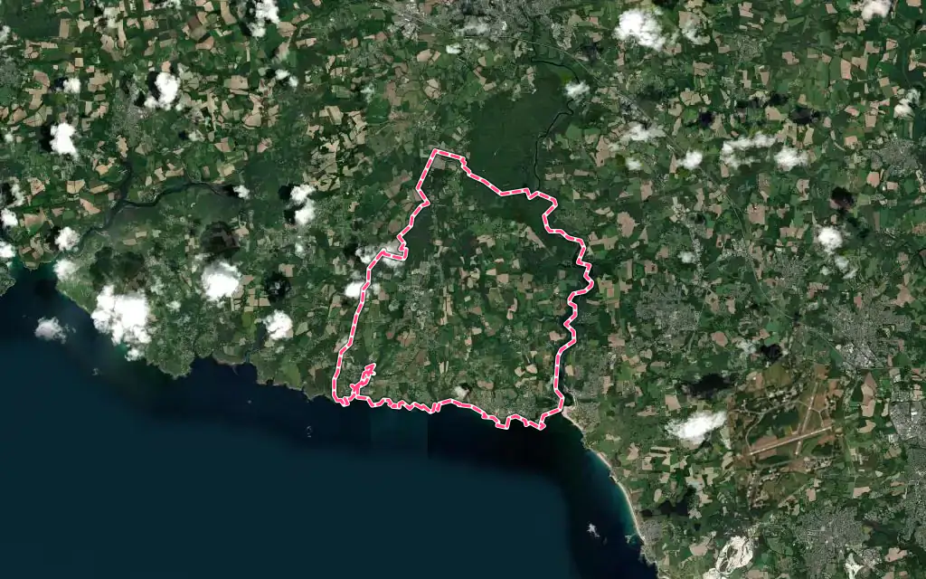 Vue satellite de Clohars-Carnoët avec ses contours administratifs