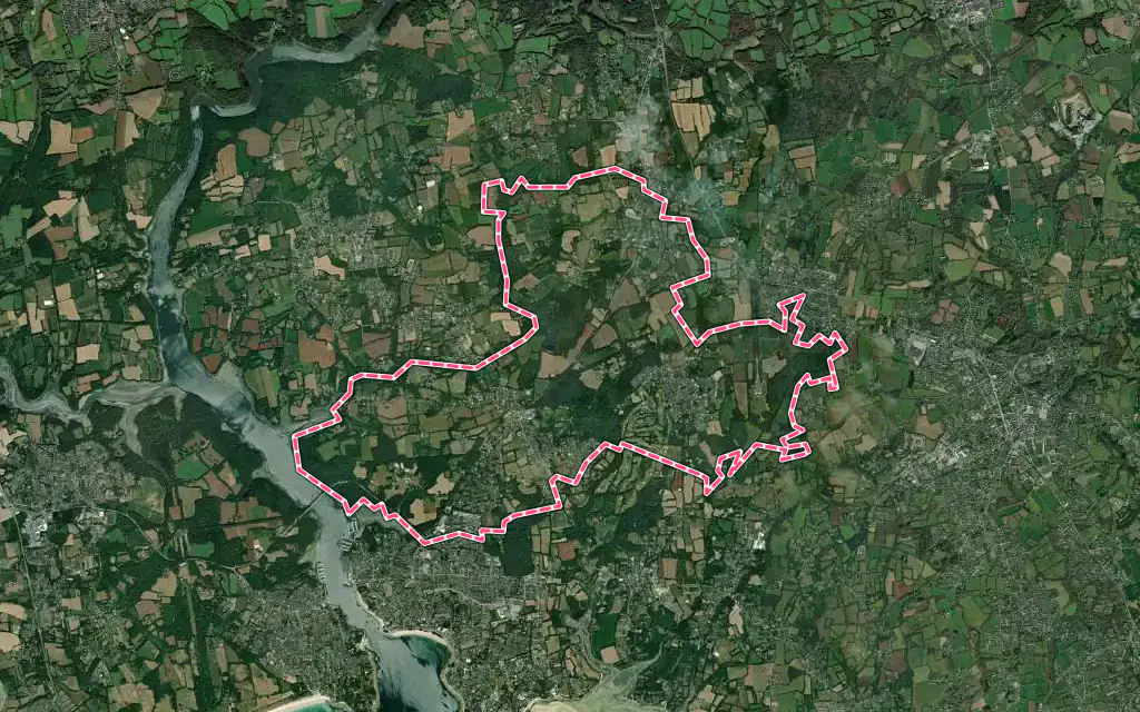 Vue satellite de Clohars-Fouesnant avec ses contours administratifs
