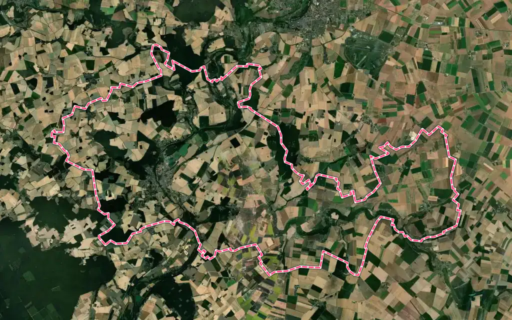 Vue satellite de Cloyes-les-Trois-Rivières avec ses contours administratifs