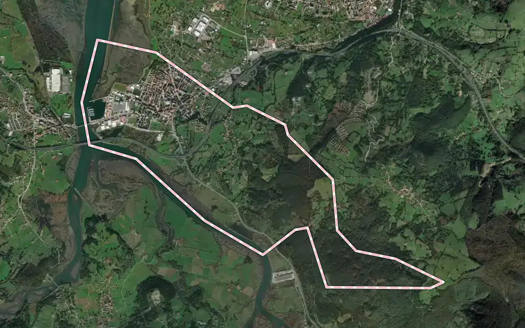 Vista satélite de Colindres con su contorno administrativo