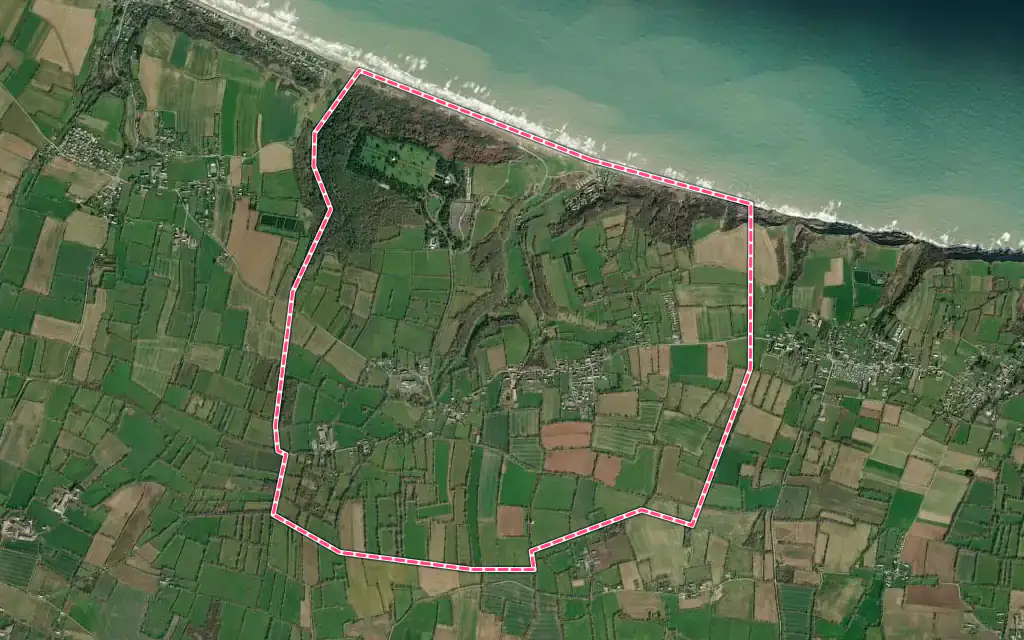 Vue satellite de Colleville-sur-Mer avec ses contours administratifs
