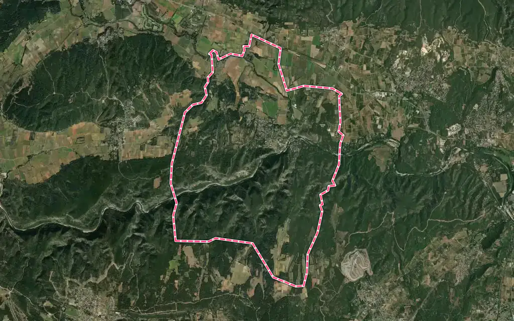 Vue satellite de Collias avec ses contours administratifs