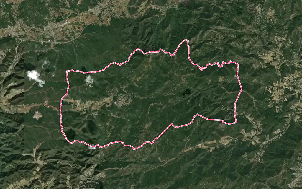 Vue satellite de Collobrières avec ses contours administratifs