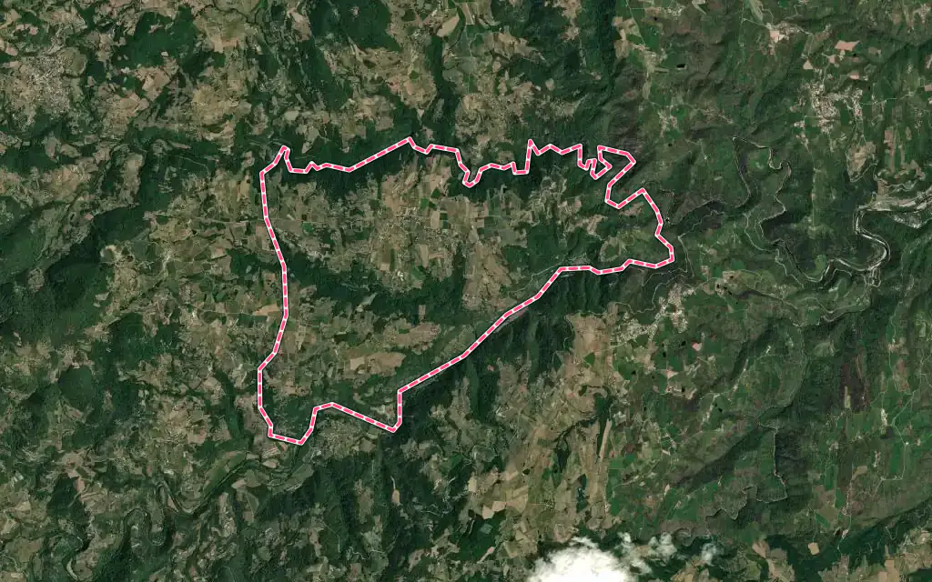 Vue satellite de Colombier-le-Vieux avec ses contours administratifs