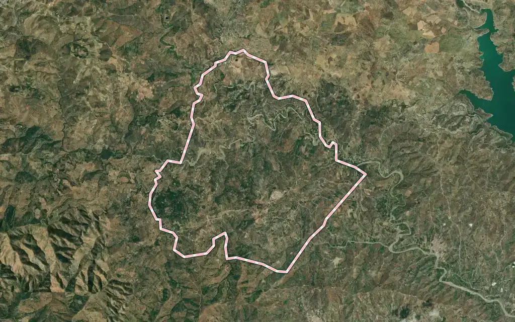 Vista satélite de Comares con su contorno administrativo