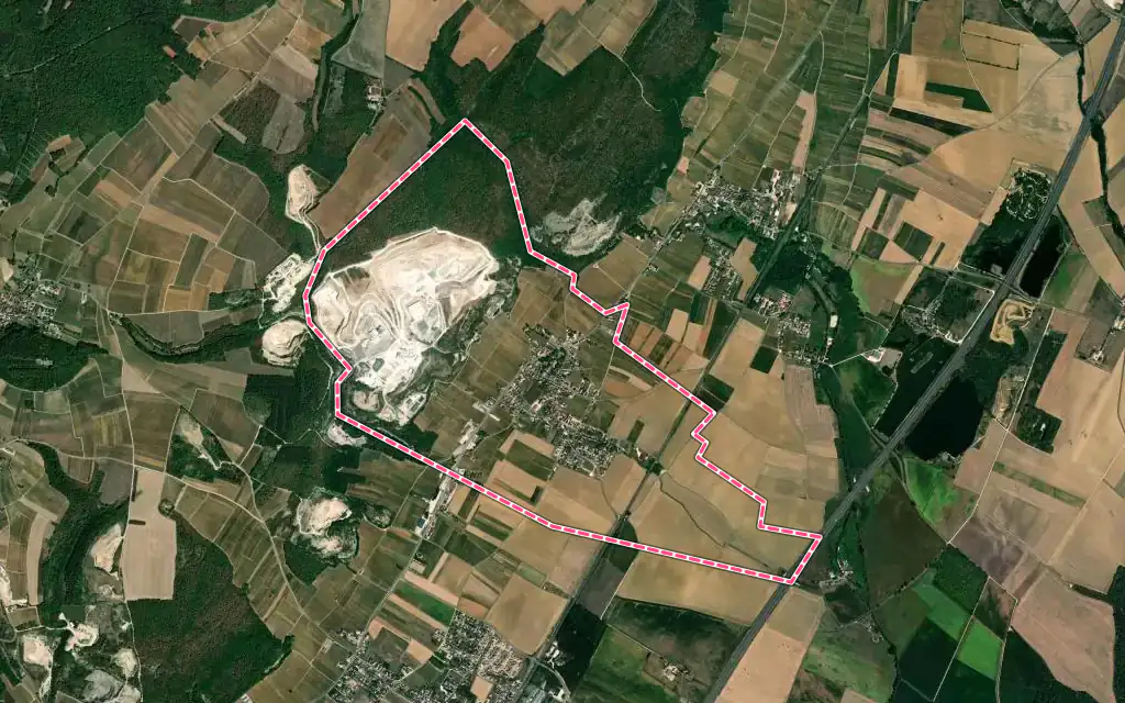 Vue satellite de Comblanchien avec ses contours administratifs