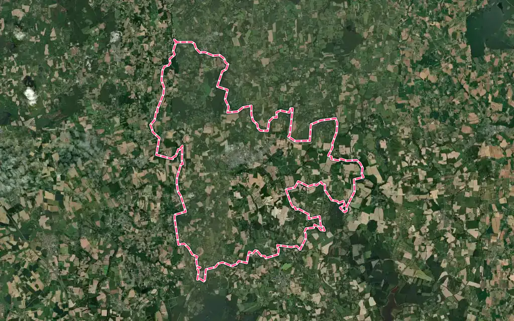 Vue satellite de Combourg avec ses contours administratifs