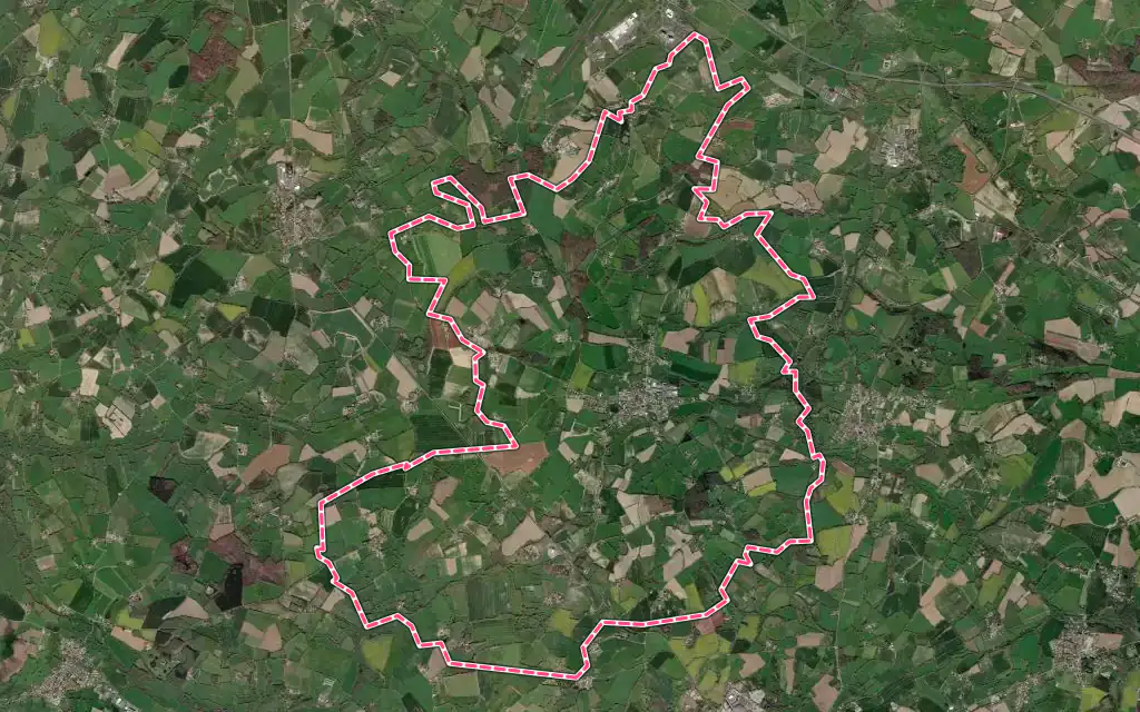 Vue satellite de Combrand avec ses contours administratifs
