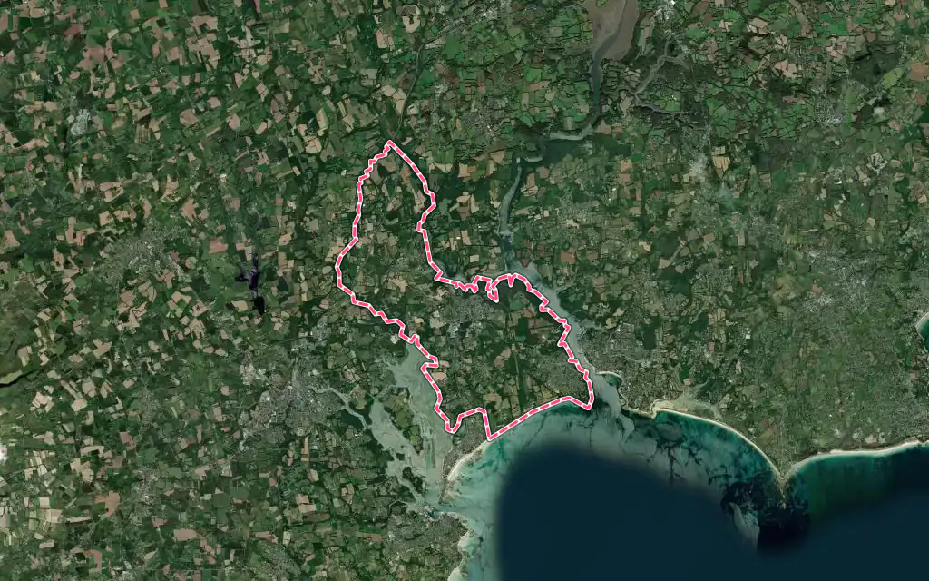 Vue satellite de Combrit avec ses contours administratifs