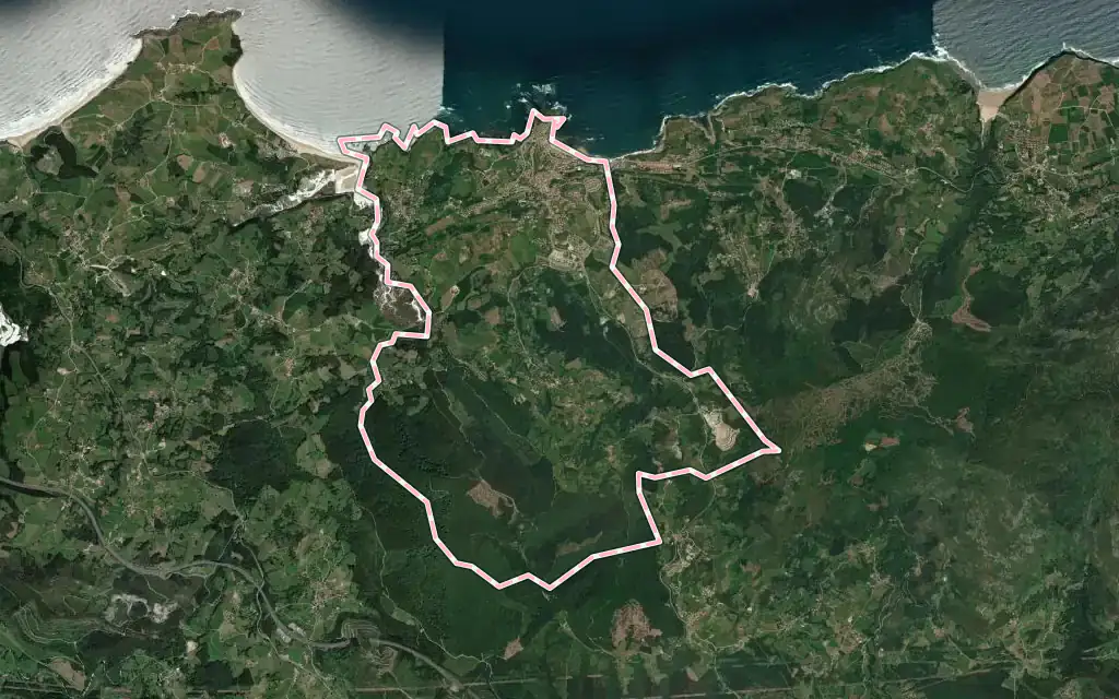 Vista satélite de Comillas con su contorno administrativo