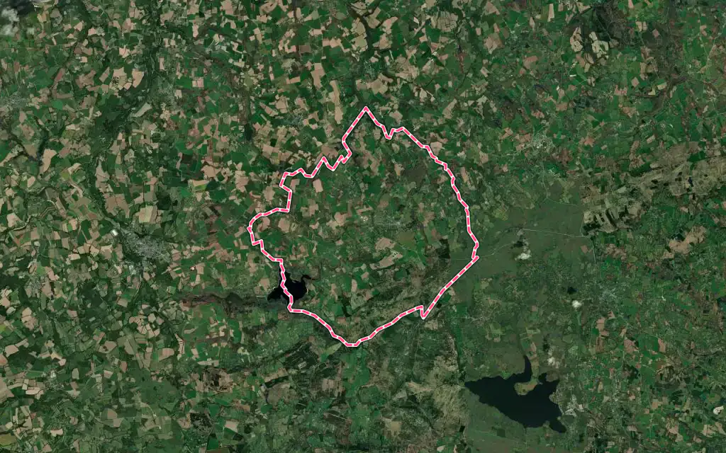Vue satellite de Commana avec ses contours administratifs