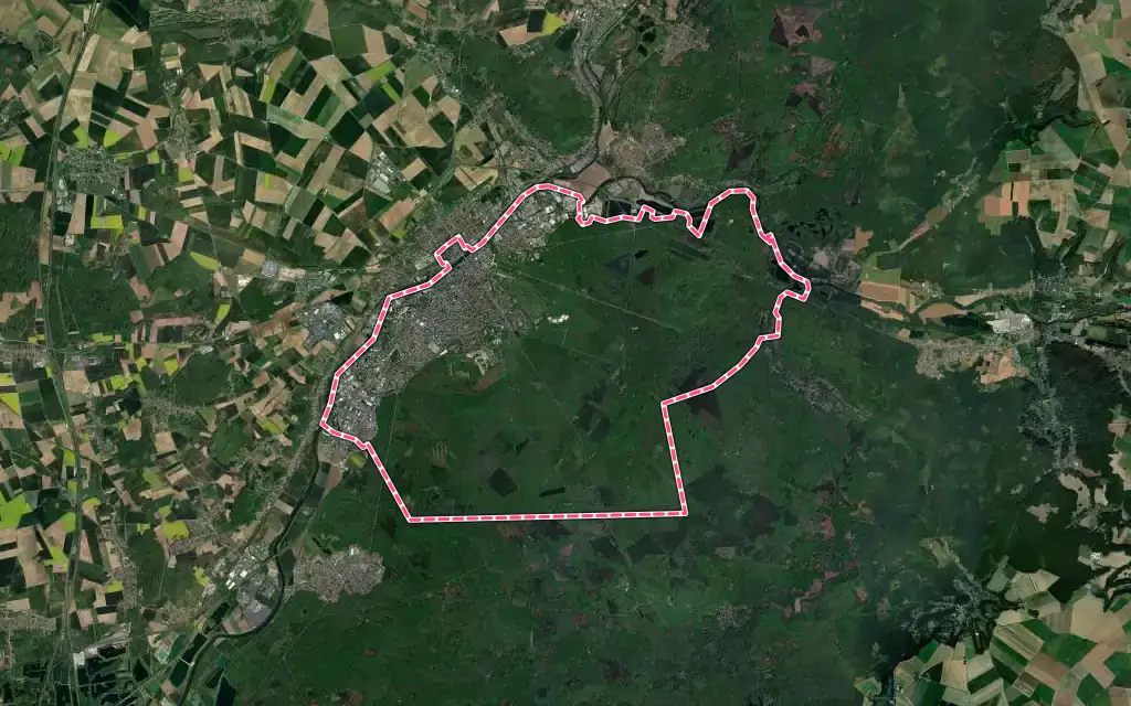 Vue satellite de Compiègne avec ses contours administratifs