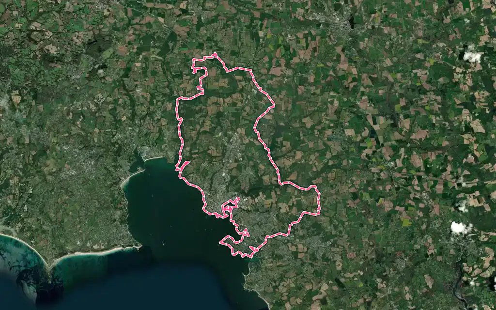 Vue satellite de Concarneau avec ses contours administratifs