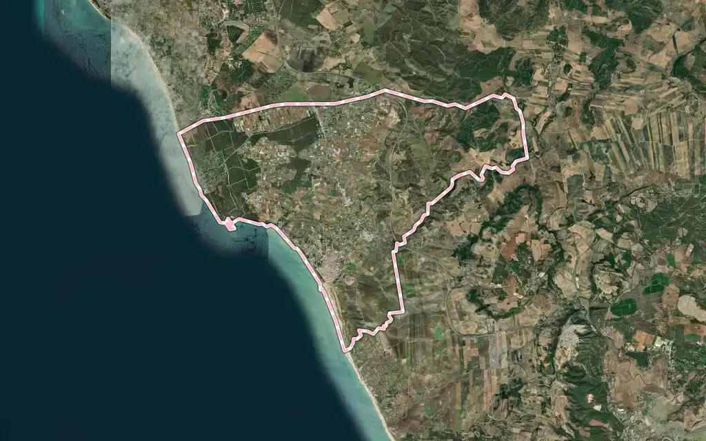 Vista satélite de Conil de la Frontera con su contorno administrativo