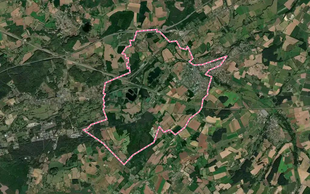 Vue satellite de Connerré avec ses contours administratifs