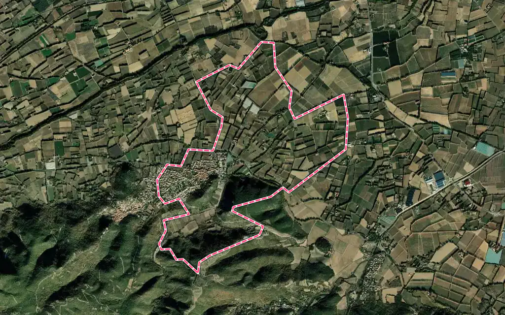 Vue satellite de Corbère-les-Cabanes avec ses contours administratifs
