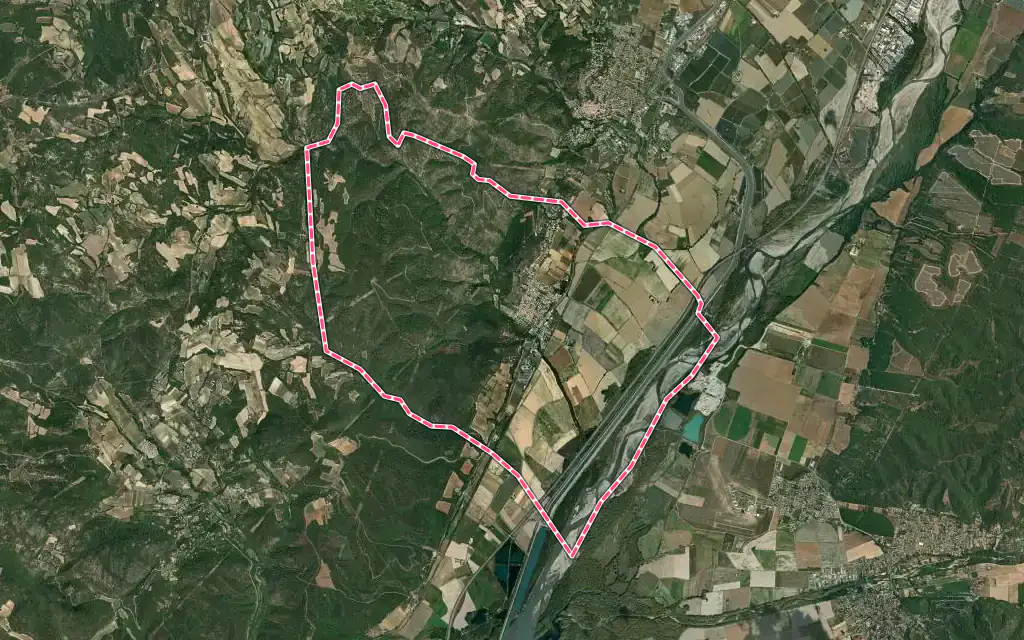 Vue satellite de Corbières-en-Provence avec ses contours administratifs