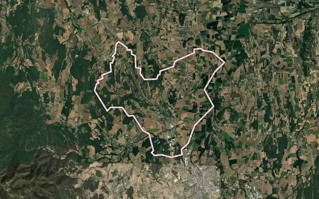 Vista satélite de Corçà con su contorno administrativo