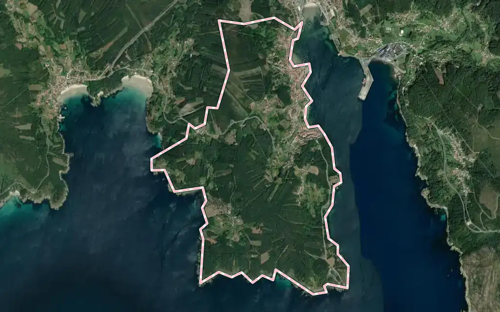 Vista satélite de Corcubión con su contorno administrativo
