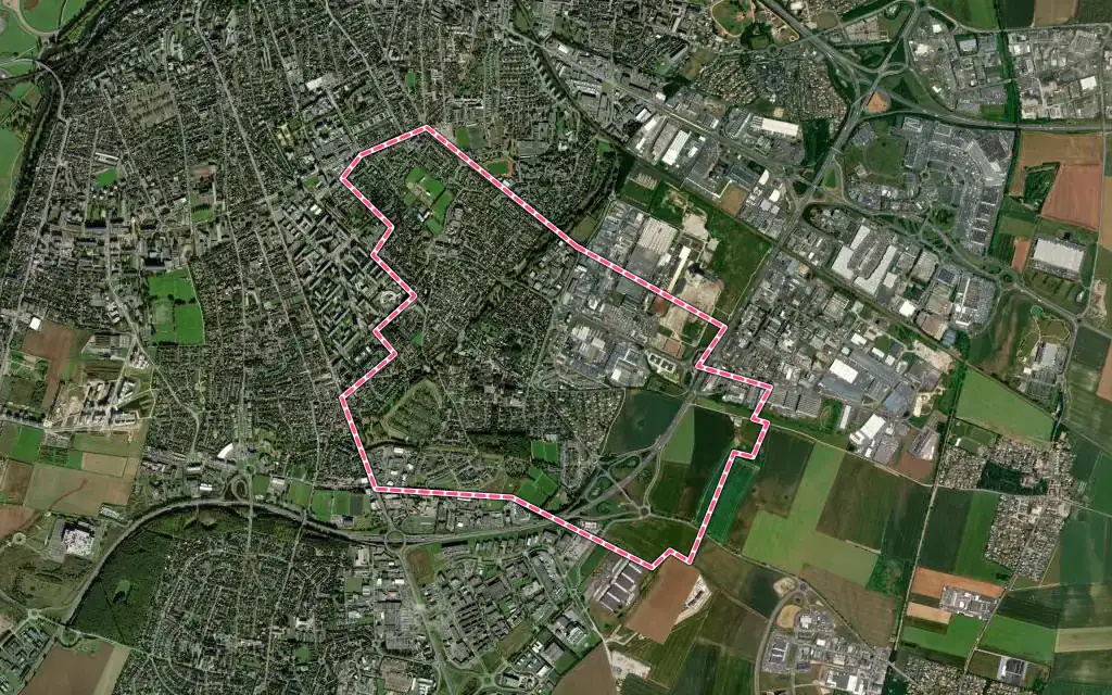 Vue satellite de Cormelles-le-Royal avec ses contours administratifs