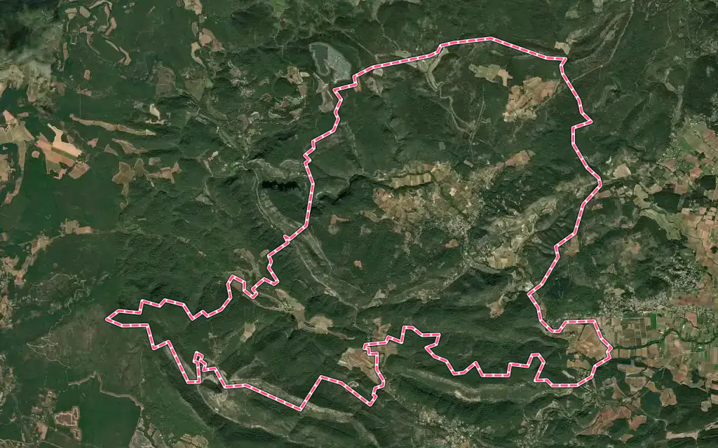 Vue satellite de Correns avec ses contours administratifs