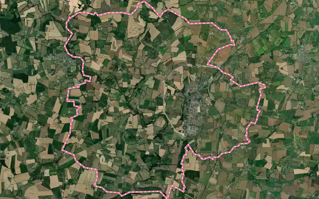 Vue satellite de Cossé-le-Vivien avec ses contours administratifs